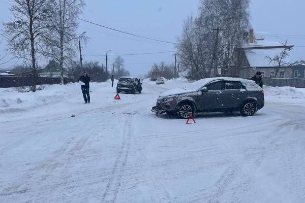 В Вязьме столкнулись LADA Vesta и Renault Megan