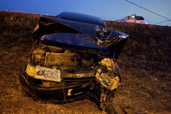 ДТП в Смоленске: столкновение автомобиля ВАЗ-2112 со световой опорой