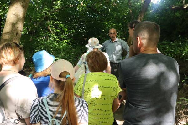 Участники ИЦАЭ отправились в путешествие по «Тропе Хошимина» в Смоленске в сопровождении учёного