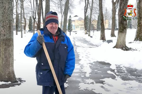 Работают круглосуточно: борьба со снежной стихией в Смоленской области