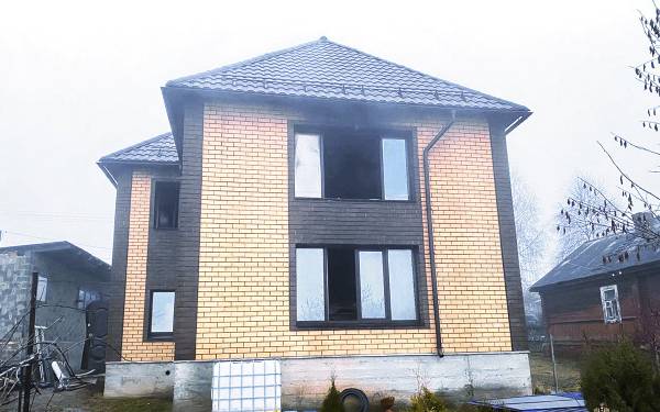 Спасались от огня в своём доме