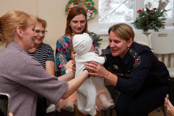 Смоленские приставы устроили предновогодние представление для матерей с детьми из «Дома для мамы»