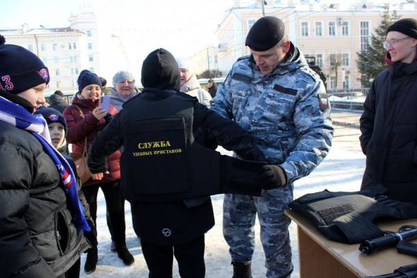 Судебные приставы Смоленска развлекают детей на фестивале Судебные приставы Смоленска развлекают детей на фестивале