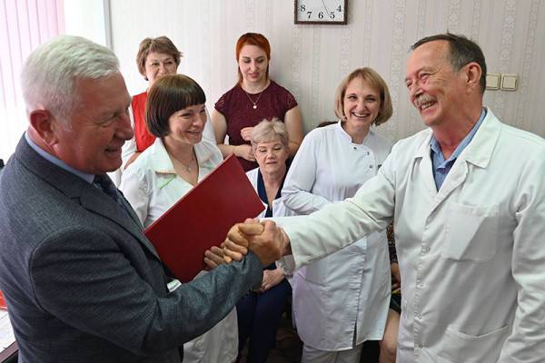 На Смоленщине единороссы поздравили медработников с профессиональным праздником