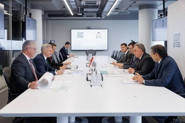 Губернатор Смоленской области и глава ДОМРФ провели встречу, где обсудили совместные проекты Губернатор Смоленской области и глава ДОМРФ провели встречу, где обсудили совместные проекты