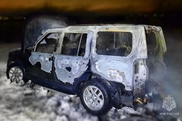 В Вязьме внедорожник выгорел в результате пожара