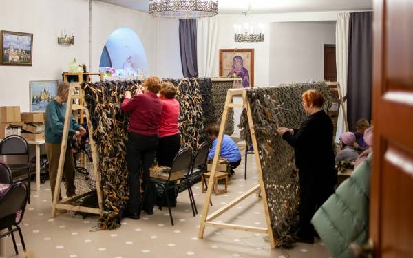 Дорогие друзья, мы приглашаем добровольцев плести маскировочные сети для воинов СВО!