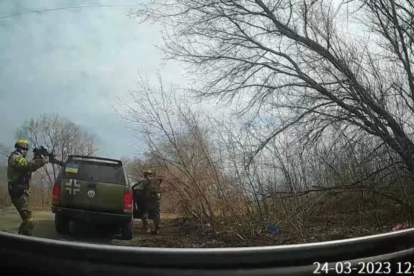 Украинский нацист оскорбил и запугал женщину с ребёнком за обгон военной колонны