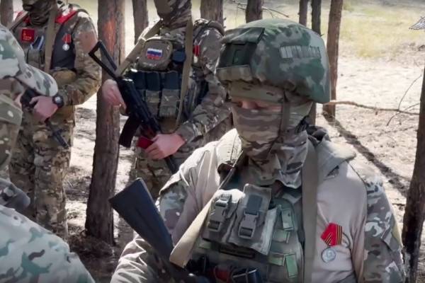 В День спецназа воинам в зоне СВО вручили боевые награды 