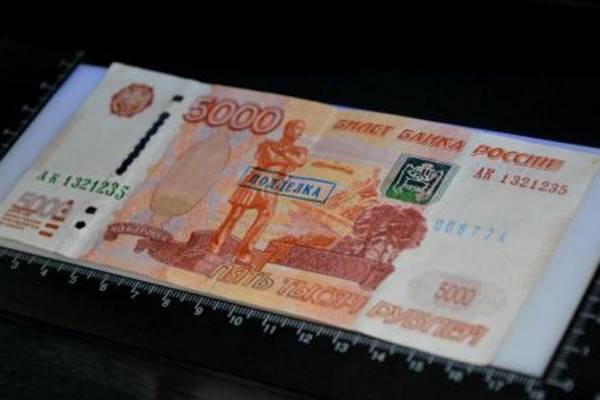 В Смоленской области изъяли две поддельные пятитысячные купюры В Смоленской области изъяли две поддельные пятитысячные купюры