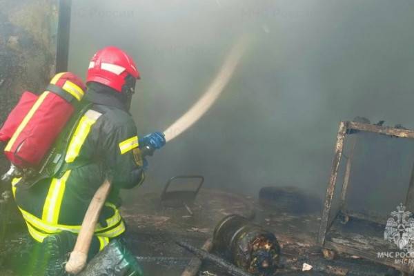 В Промышленном районе Смоленска ночью горел гараж