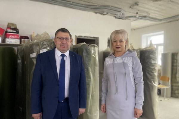 Волонтеры Смоленска плетут маскировочные сети для армии