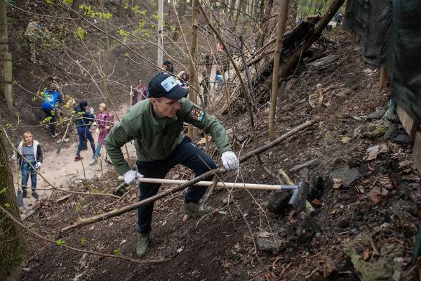 Василий Анохин принял участие во Всероссийском субботнике в Смоленске
