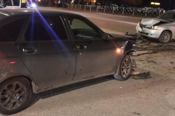 В Смоленске на улице Попова произошла авария с участием отечественных легковушек