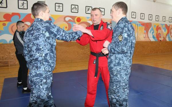 В Десногорске сотрудники УФСИН стали участниками мастер-класса по отработке приемов универсального боя