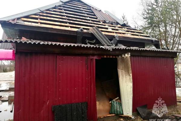 В Гагаринском районе Смоленской области пожарные спасли продуктовый магазин