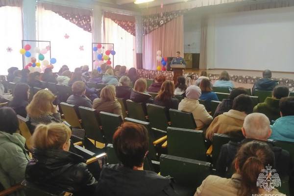 Сотрудники Смоленского МЧС приняли участие в общешкольных собраниях Сотрудники Смоленского МЧС приняли участие в общешкольных собраниях