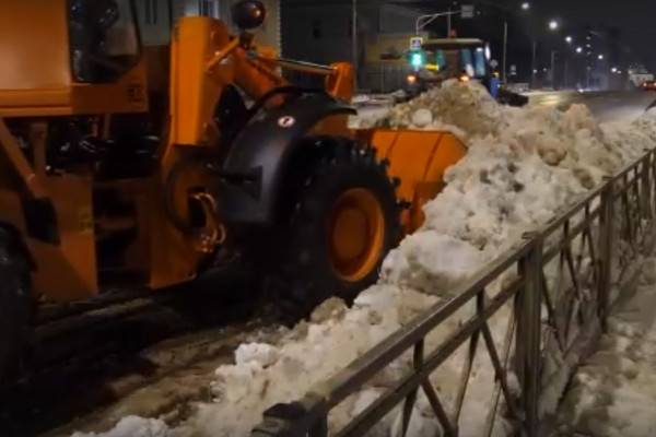 В Смоленске продолжают работы по уборке и вывозу снега