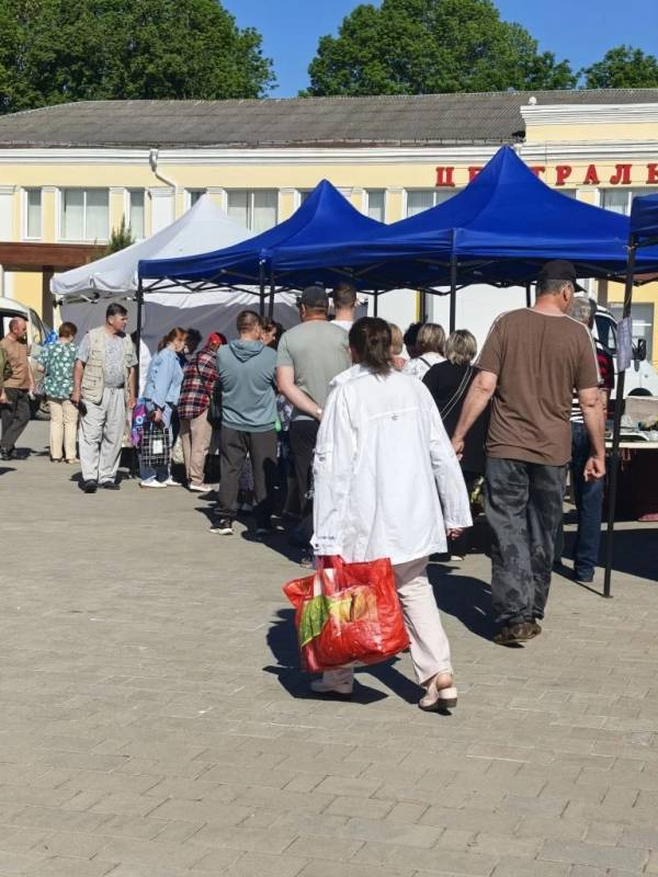 Бойкая торговля на площади Ленина