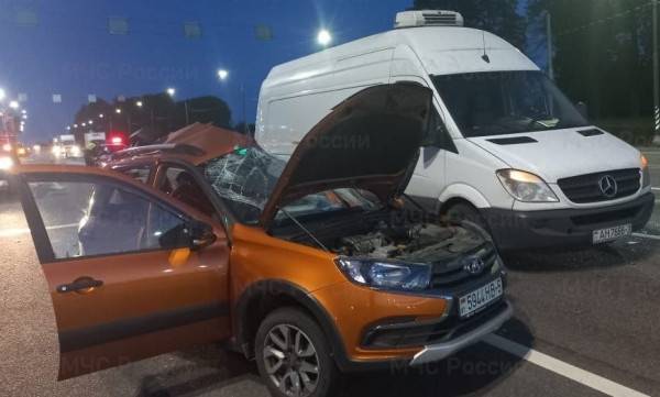 В Вяземском районе столкнулись два автомобиля и эвакуатор