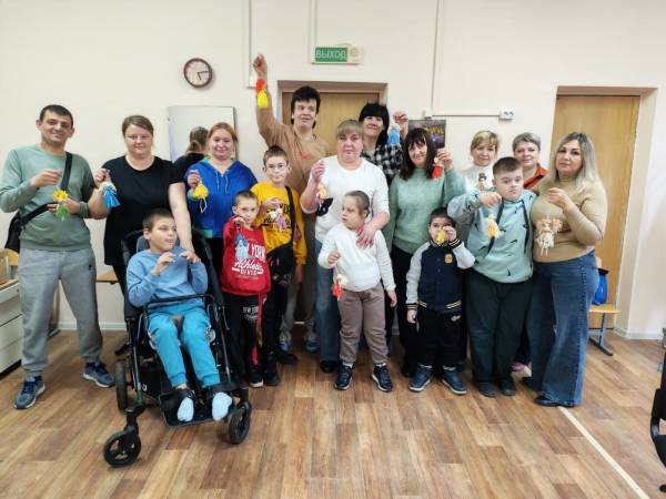 Творческий вечер в честь Дня матери: семейная мастерская объединяет поколения