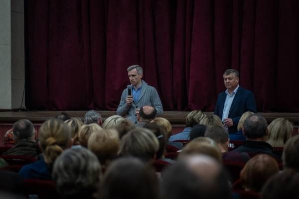 Более 350 человек пришло на встречу с Василием Анохиным в Починке