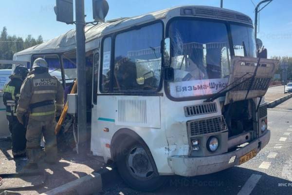 Губернатор Василий Анохин рассказал о состоянии пострадавших в ДТП в Вяземском районе