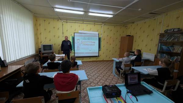 Сотрудники Госавтоинспекции МО МВД России «Рославльский» провели урок безопасности в школе