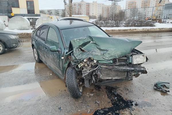 В Смоленске на Краснинском шоссе столкнулись две иномарки