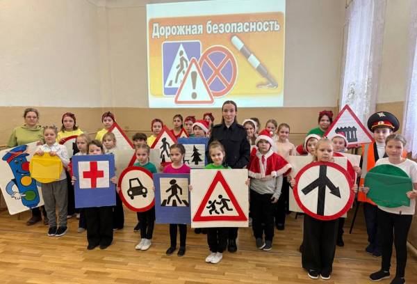 Праздник дорожных знаний: как сотрудники ГИБДД учат детей безопасному поведению на дороге