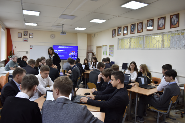 Для смоленских школьников прошли открытые «Уроки цифры»