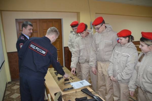 В Смоленске полицейские провели патриотическое мероприятие для юнармейцев