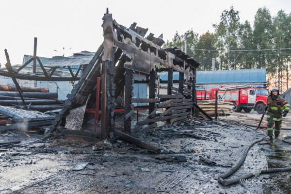 В Смоленском районе в деревне Ковалевка полыхала пилорама