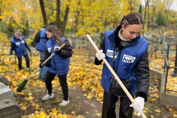 В Смоленске единороссы и молодогвардейцы присоединились к субботнику