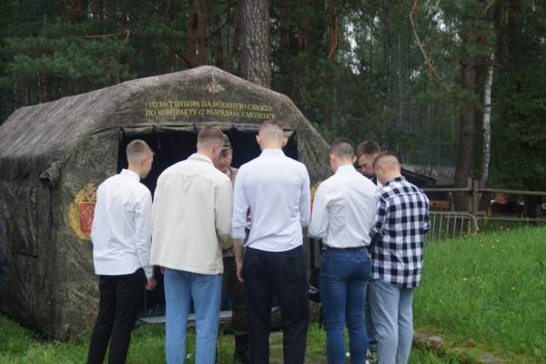 Свыше 300 человек посетили мобильный пункт по набору на контрактную службу на фестивале «Гнездово»