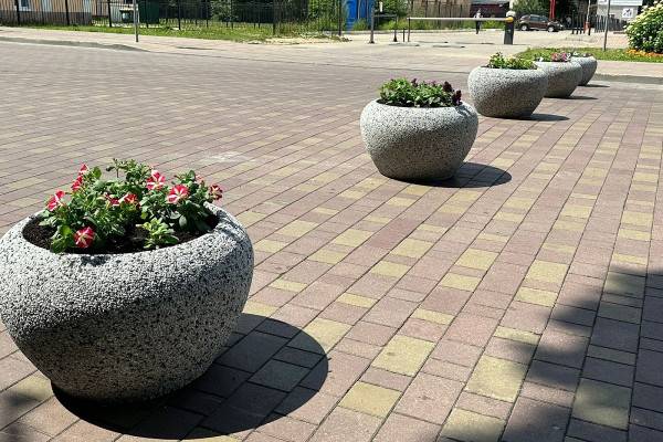 В Смоленске установили новые вазоны с цветами