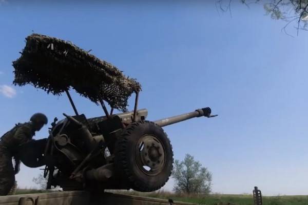 Расчеты гаубиц Д-30 уничтожают бронетехнику, укрепленные позиции и лодки ВСУ на правом берегу Днепра