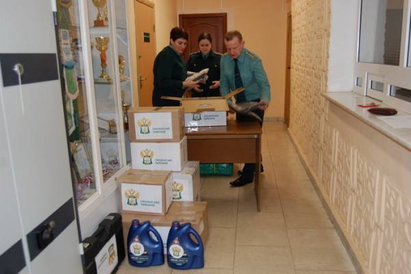 Таможенники из Смоленска оказали гуманитарную помощь десантникам