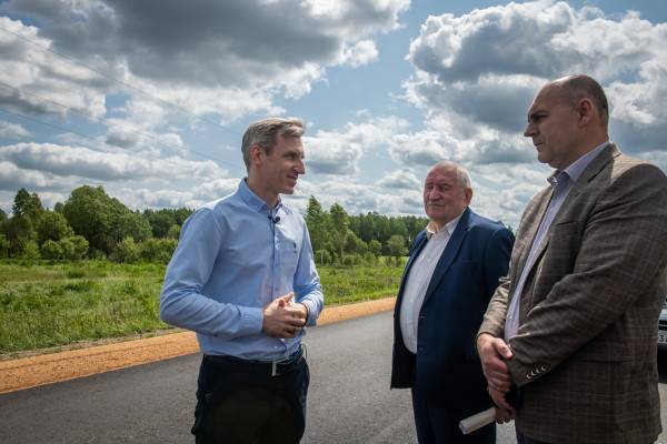 Василий Анохин проинспектировал ремонт дороги и станции водоподготовки в селе Глинка