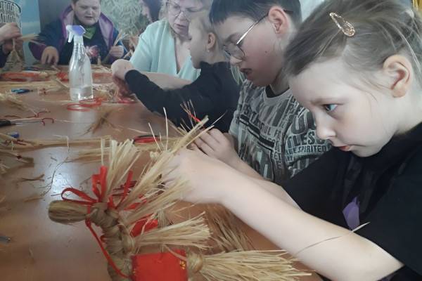 Сделали коника из лыка