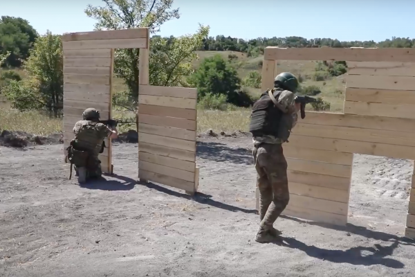 С российскими контрактниками проводят занятия по боевой подготовке в тыловом районе зоны СВО