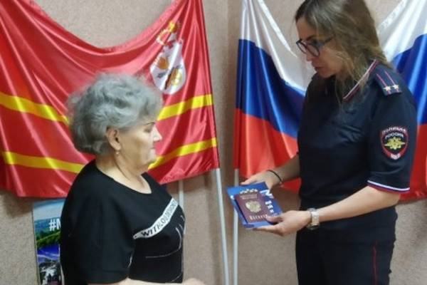 В Смоленске жители ДНР и Херсонской области получили паспорта РФ