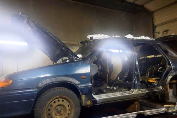 В Вязьме в гараже загорелась отечественная легковушка