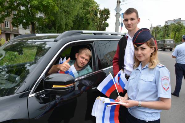 В Смоленске сотрудники Госавтоинспекции провели акцию ко Дню России