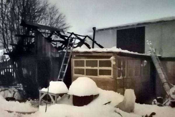 Смоленские пожарные спасли от уничтожения курятник