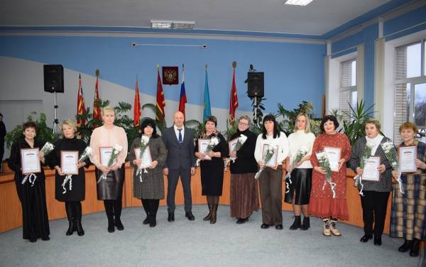 Герои педагогики: лучшие учителя Рославля получили заслуженные награды