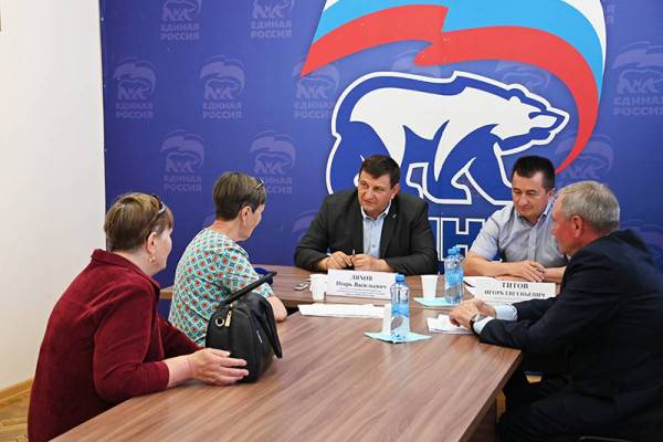 Игорь Ляхов провел прием граждан в Рославльском районе