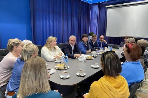 Сергей Неверов провёл встречу с семьями мобилизованных из Вяземского района