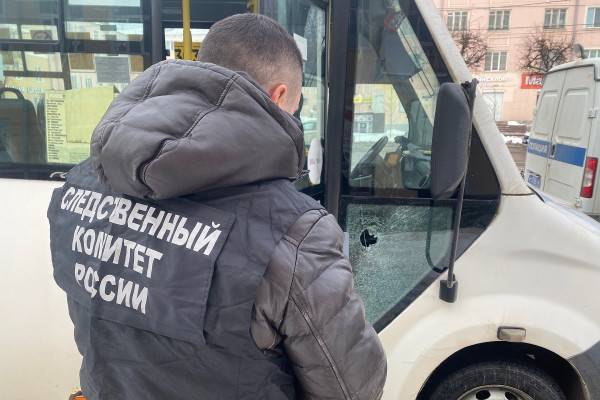 В центре Смоленска неизвестный выстрелил в маршрутку В центре Смоленска неизвестный выстрелил в маршрутку