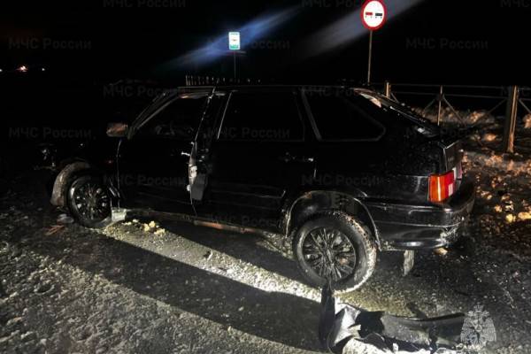 В Рославльском районе легковушка столкнулась с препятствием